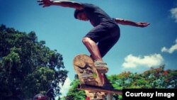 Skaters practican en Cuba.