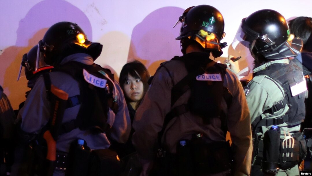 Manifestante detenido en Hong Kong durante una manifestación en apoyo de los derechos humanos de los uigures de Xinjiang.