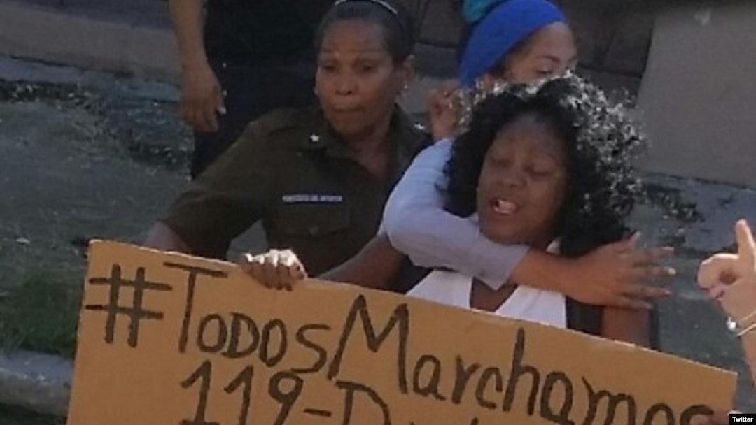 Operativos arremeten contra las Damas de Blanco cada domingo (Archivo).