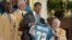 El presidente estadounidense, Barack Obama (c), recibe una camiseta de los Delfines de Miami que dice "Invicto", acompañado del exentrenador Don Shula (d), los exjugadores Paul Warfield (i) y Larry Csonka (2-i).