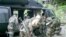 Archivo: miembros del ejército colombiano trasladan a una guarnición militar los cadáveres de guerrilleros de las FARC 