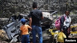 Uno de los vehículos destruidos tras un atentado con explosivos en la Carretera Panamericana, en la zona de El Túnel, Cajibio, Colombia, el 26 de abril de 2026.