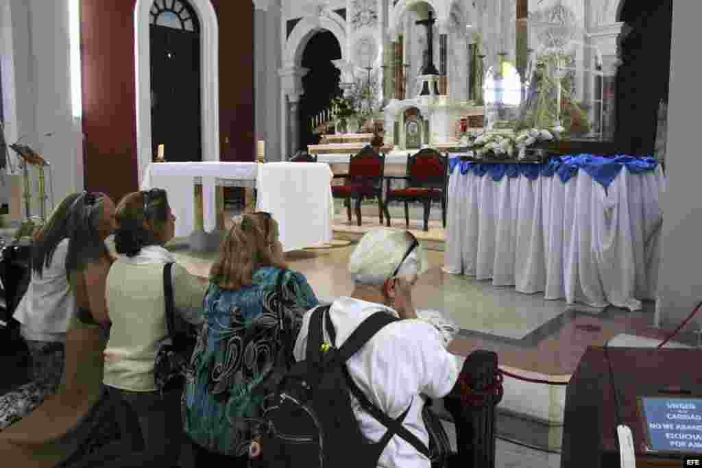 Un grupo de peregrinos católicos de Miami, encabezados por el Arzobispo de Miami, Thomas Wenski, visita el lunes 26 de marzo de 2012, el santuario de la Virgen de la Caridad en el poblado del Cobre, en Santiago de Cuba