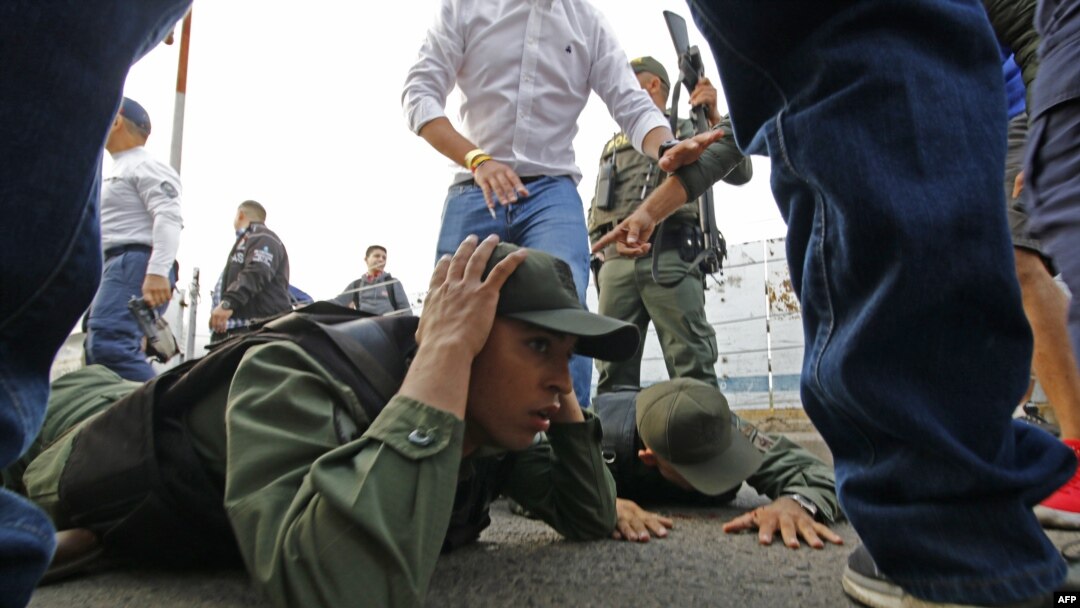 Dos guardias venezolanos son detenidos por la policía de Colombia cerca del Puente Internacional Simón Bolívar, en Cúcuta. (Archivo)