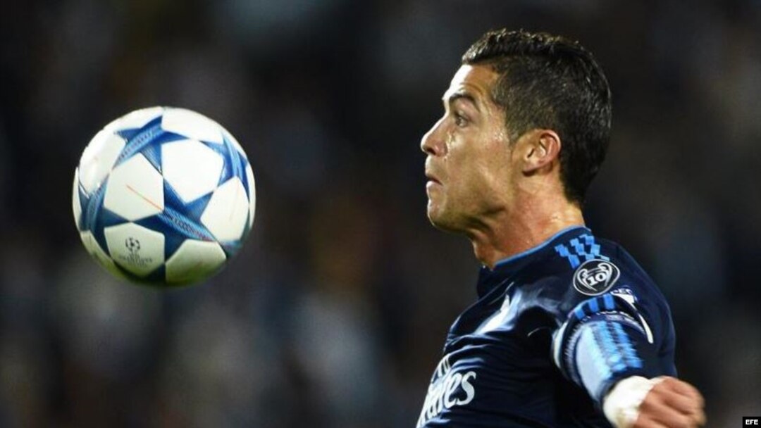 Cristiano Ronaldo controla el balón durante el partido de Liga de Campeones entre el Malmoe y el Real Madrid.