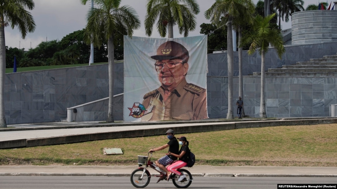 Un póster de Raúl Castro en en Monumento a José Martí, en la Plaza.