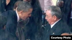 Obama y Castro se saludan en el funeral de Nelson Mandela en Johannesburgo, en diciembre de 2013.