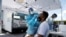 Un trabajador de la salud realiza una prueba PCR a un hombre en un sitio de prueba móvil de COVID-19 en el condado de Manatee, en Palmetto, Florida.
