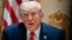El presidente de los Estados Unidos, Donald Trump, participa en una reunión de gabinete en la Casa Blanca.