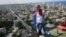 El francés Alain Robert, conocido en el mundo como "El hombre araña" por escalar edificios y otros retos en vertical, desafió una altura de 27 pisos del hotel Habana Libre, antiguo Habana Hilton. 
