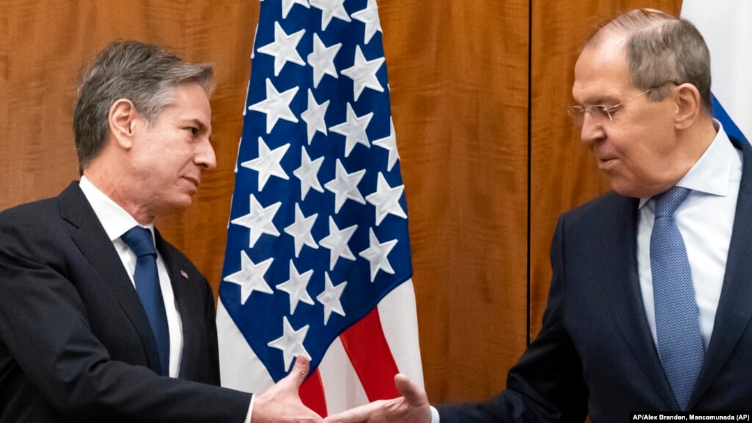 El secretario de Estado de EEUU Antony Blinken (i) con el canciller ruso Serguei Lavrov en Ginebra el 21 de enero de 2022. Foto: AP/Alex Brandon