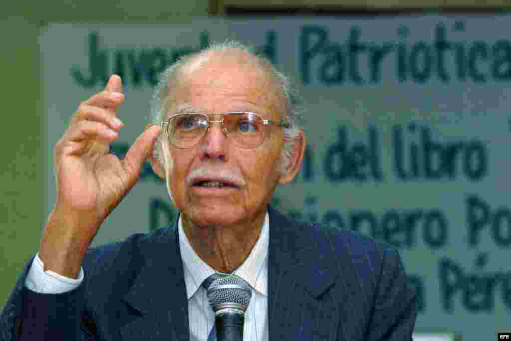 Matos siguió siendo un enérgico crítico de los Castro. Ante el temor de ser asesinado, guardaba siempre un revólver al cinto. En mayo del 2009, a los 90 años de edad, viajó a Honduras para protestar contra una propuesta de readmitir a Cuba como miembro de la Organización de Estados Americanos.