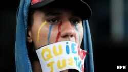 Una manifestante protesta contra el gobierno de Nicolás Maduro en Caracas, Venezuela. (Archivo)