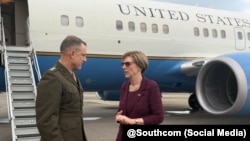 El General Francis L. Donovan, jefe del Comando Sur de EEUU, fue recibido por la embajadora estadounidense en Caracas Laura Dogu. 