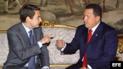 Fotografía de archivo del presidente de Venezuela, Hugo Chávez (d), y del expresidente del Ejecutivo español, José Luis Rodríguez Zapatero, durante la reunión que sostuvieron el 22 de noviembre de 2004 en el Palacio del Pardo en Madrid.