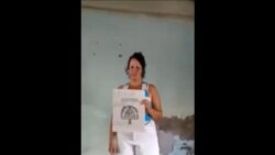 VIDEO. Yanela Lucía Reyes quema ejemplar del Proyecto de Reforma Constitucional