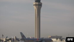 Vista general de las pistas de aterrizaje y despegue del aeropuerto internacional de Miami junto a la torre de control. 
