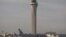 Vista general de las pistas de aterrizaje y despegue del aeropuerto internacional de Miami junto a la torre de control. 
