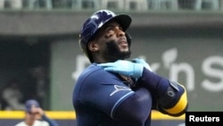 Yandy Díaz bateó su primer jonrón del año y elevo su average de .550 en el triunfo de Tampa Bay sobre Milwaukee.