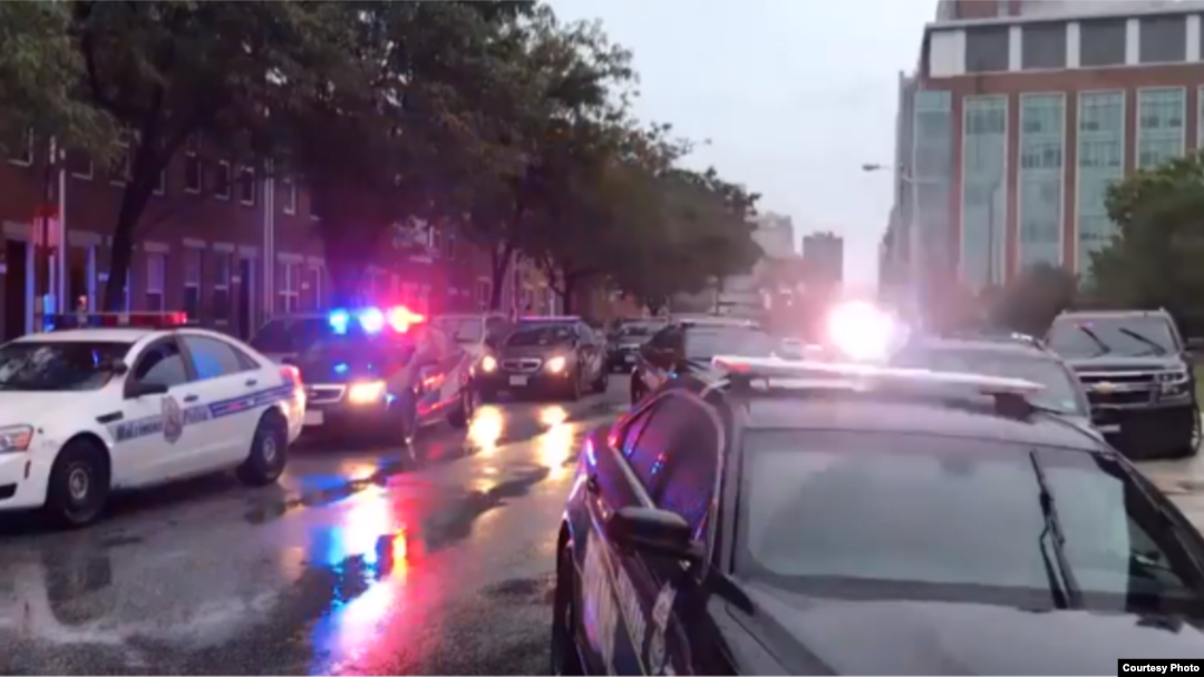 Escena del tireoteo ocurrido en un barrio de Baltimore este domingo (The Baltimore Sun)