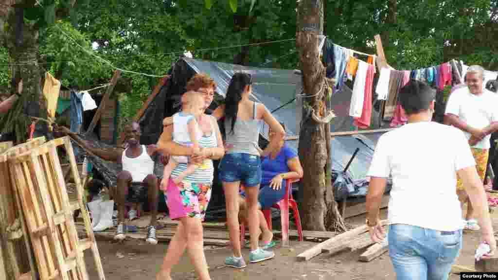 Niños, ancianos y embarazadas entre los migrantes cubanos en Turbo, Colombia.