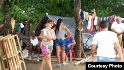 Niños, ancianos y embarazadas entre los migrantes cubanos. Foto Archivo.