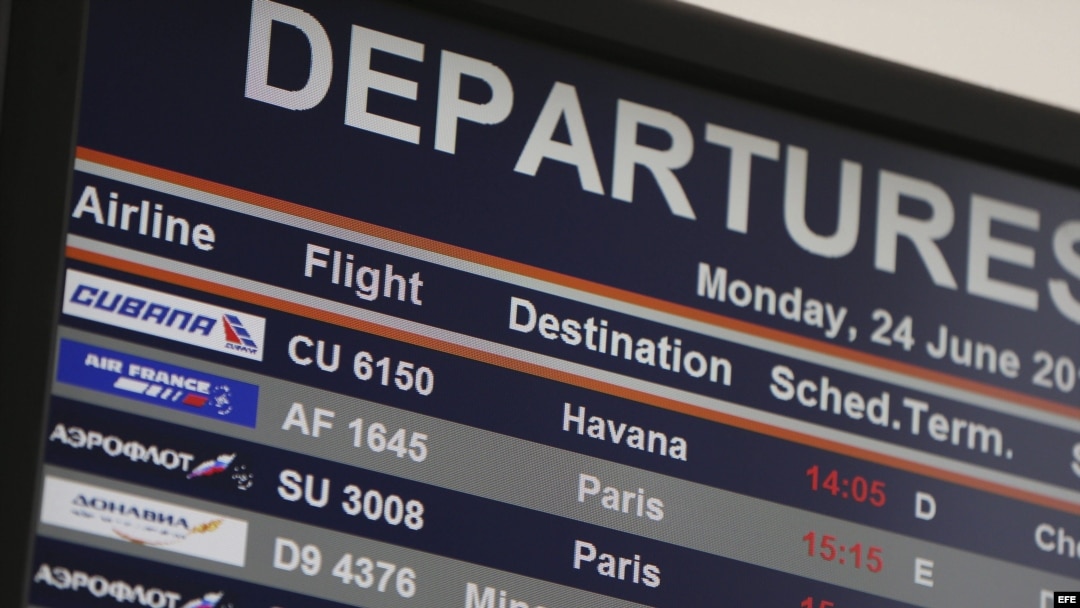 Una pantalla informativa muestra los vuelos en la terminal de salidas en el aeropuerto de Sheremetyevo en Moscú (Rusia). 