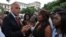  El presidente de Haití, Michel Martelly (i), conversa con representantes de la comunidad haitiana en Cuba. 