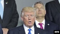 El presidente estadounidense, Donald J. Trump (c), posa para una foto de familia junto al resto de líderes asistentes a la cumbre de la Alianza que se celebra en Bruselas (Bélgica).