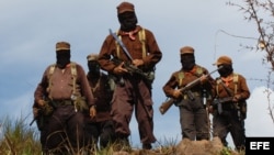Archivo. Miembros del Ejército Zapatista de Liberación Nacional (EZLN) escoltan al sub comandante insurgente Marcos (atrás izda.).
