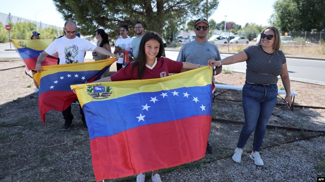 Venezolanos en Madrid, España, dieron la bienvenida a Edmundo González Urrutia, al aeropuerto militar de Torrejón de Ardoz de Madrid, el 8 de septiembre de 2024.