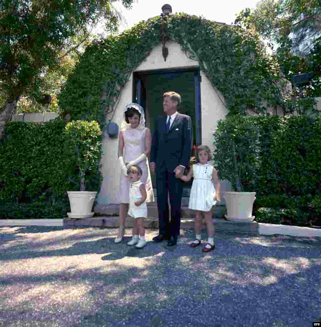El entonces presidente estadounidense John F. Kennedy junto a su esposa Jacqueline y sus hijos, John y Caroline.