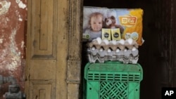 Pañales, cigarrillos y huevos en venta en una casa de La Habana. La inflación continúa en aumento por segundo mes consecutivo, una jubilación no alcanza para comprar un cartón de huevos.