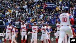 El equipo de Cuba celebra un jugada en el Clásico Mundial de Béisbol (WBC) en el Estadio Intercontinental de Béisbol de Taichung en Taichung, Taiwán, el 12 de marzo de 2023. (Foto AP /I-Hwa Cheng)