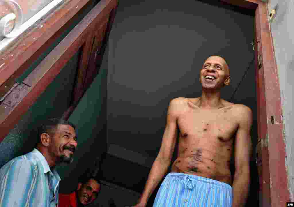 El disidente cubano Guillermo Fariñas (d), premio Sájarov 2010 a la libertad de conciencia.