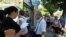 Una funcionaria del Tribunal Municipal de 10 de Octubre hace pasar a los testigos del juicio contra los directivos de la empresa británica Coral Group 