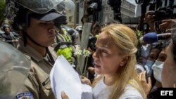 Lilian Tintori (d), esposa del dirigente venezolano preso Leopoldo López, junto a dirigentes de la opositora Mesa de la Unidad Democrática (MUD), acuden al Consejo Nacional Electoral (CNE).