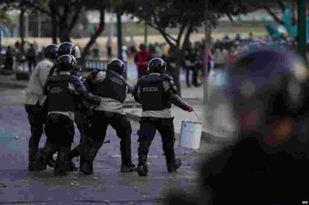 Manifestantes se enfrentan a miembros de la Policía Nacional Bolivariana