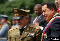 Hugo Chávez y el entonces el ministro de Información y Comunicación de Cuba, Ramiro Valdés, en el Panteón Nacional en Caracas el 1 de enero de 2009.