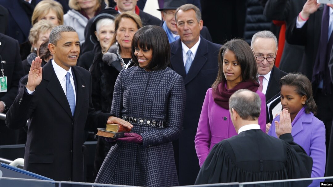 El 44º presidente estadounidense Barack Obama prestó juramento en público para un segundo mandato este lunes, ante una multitud a los pies del Capitolio.
