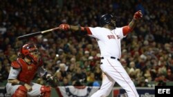 El bateador de los Medias Rojas de Boston David Ortiz bateó un jonrón ante los Cardenales de San Luis, en el primer juego de la Serie Mundial 2013.