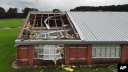 Los escombros de un tornado generado por los restos de la tormenta tropical Debby ensucian el campus de la escuela secundaria Springfield en Lucama, Carolina del Norte / Foto: Allen G. Breed (AP)