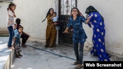 Personas huyen de bombardeo sirio en Akcakale, Turquía, el 10 de octubre de 2019. (Ismail Coskun / AP Images).