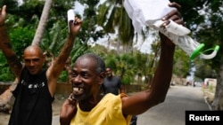 Prisioneros liberados reaccionan al salir de la penitenciaría de La Lima como parte de una amnistía para más de 2.000 reclusos el 3 de abril de 2026. REUTERS/Norlys Perez