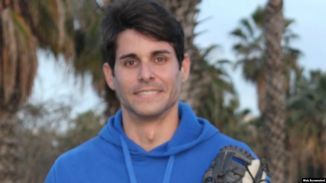 Joven pelotero cubano apuesta por sacar adelante el béisbol en Israel.