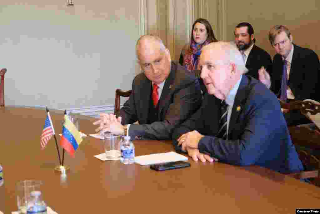 Mario Díaz-Balart y Carlos Giménez, en una reunión con la líder venezolana María Corina Machado, en Washington D.C, el 20 de enero de 2026.