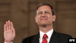 Foto de archivo del juez John Roberts con su mano derecha en alto, durante la ceremonia de juramentación en su primer día como presidente del Tribunal Supremo de EE.UU., el 13 de septiembre de 2005.