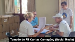 Voluntarios trabajan en la distribución de la ayuda humanitaria de EEUU en Camagüey.