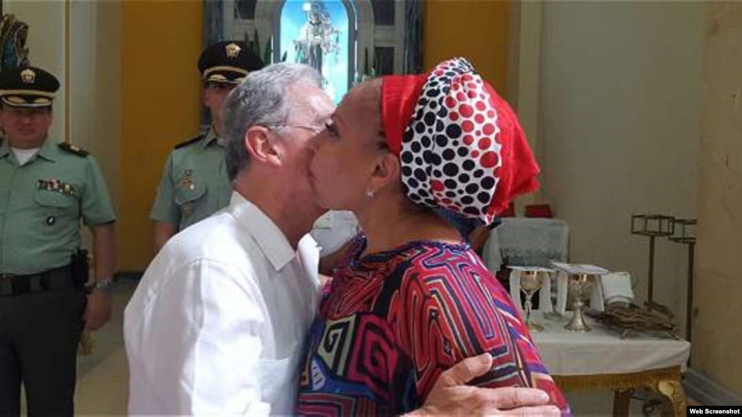 El beso entre el expresidente colombiano Alvaro Uribe y la exsenadora izquierdista Piedad Córdoba. 