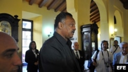  Jesse Jackson camina por un hotel de La Habana (Cuba).